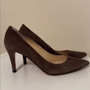 Neiman Marcus “Cissy” Taupe Suede Pointed Toe Pumps – Size 8